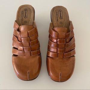 DR. SCHOLLS slip on air pillo mule clogs